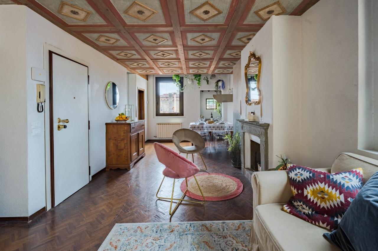 Via Lamberti, 3 - Florence Charming Apartments - Charming And Historic 5Th-Floor Attic Apartment With Elevator In A Building At The Heart Of Vibrant Florence, Just A 2-Minute Walk From All Attractions Экстерьер фото