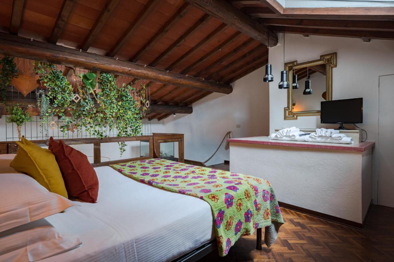 Via Lamberti, 3 - Florence Charming Apartments - Charming And Historic 5Th-Floor Attic Apartment With Elevator In A Building At The Heart Of Vibrant Florence, Just A 2-Minute Walk From All Attractions Экстерьер фото